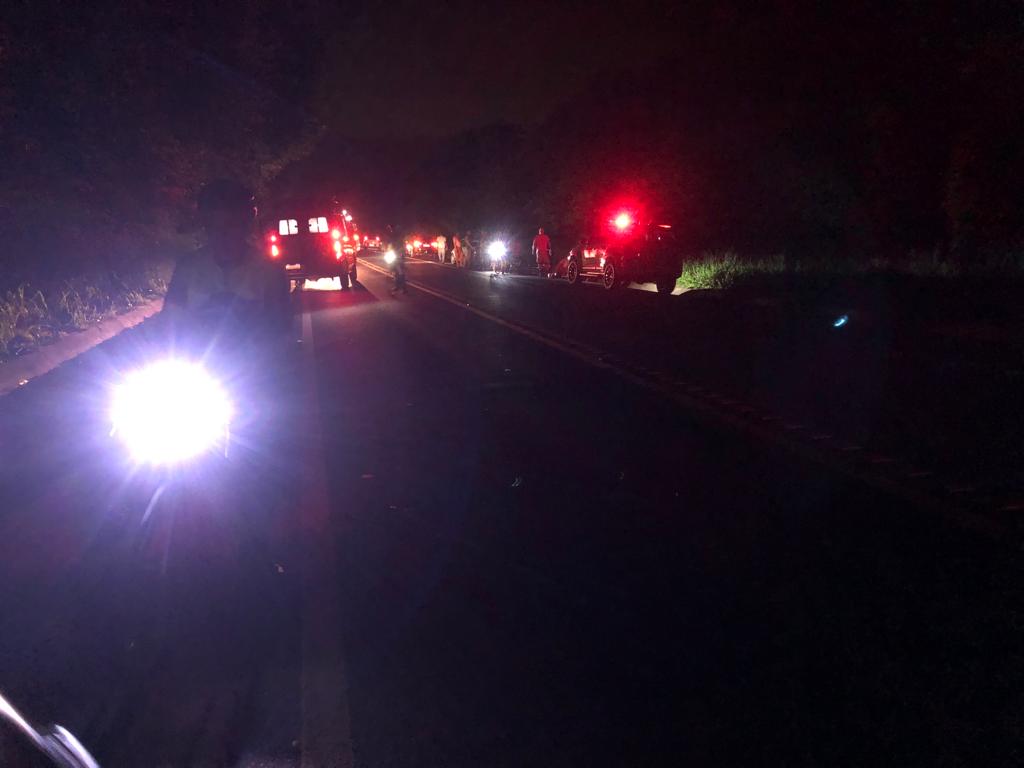 A motocicleta e a bicicleta estavam trafegando em lados opostos. A rodovia não tem iluminação.    
